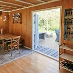 Idyllic Wooden House By Two Beaches Casa vacanze