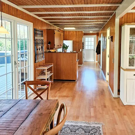 Authentic 1950s Wooden House By Two Beaches Vakantiehuis *