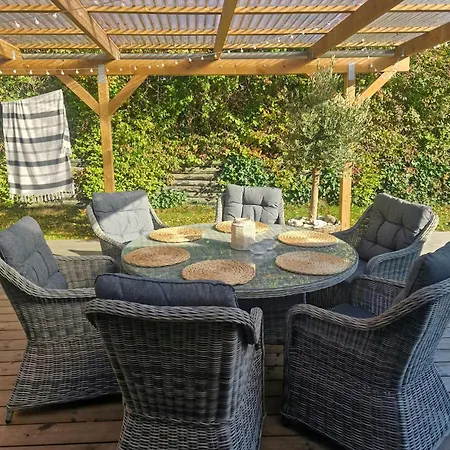 Authentic 1950s Wooden House By Two Beaches Vakantiehuis *