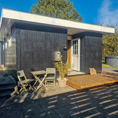 Authentic 1950s Wooden House By Two Beaches بيت للعطل *