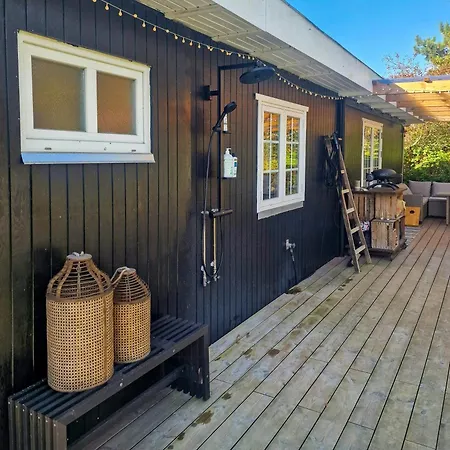 Authentic 1950s Wooden House By Two Beaches بيت للعطل