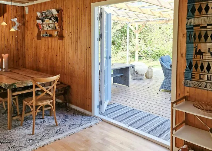 Authentic 1950s Wooden House By Two Beaches بيت للعطل