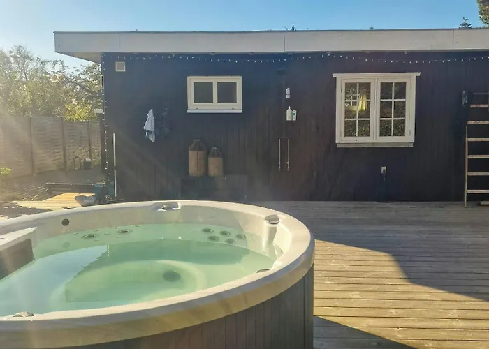 Authentic 1950s Wooden House By Two Beaches *