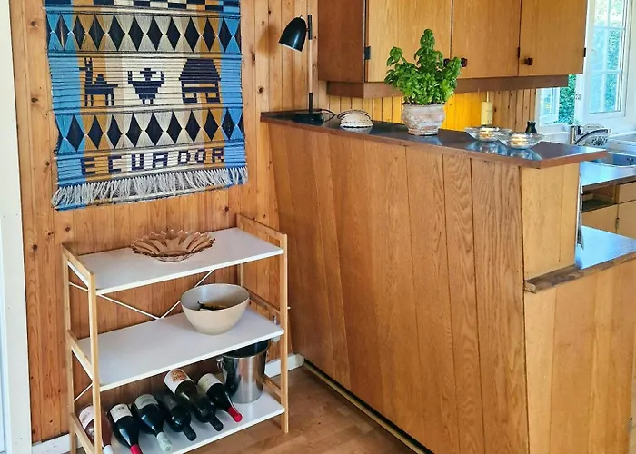 بيت للعطل Authentic 1950s Wooden House By Two Beaches *