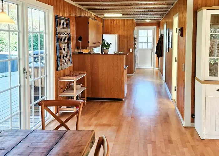 Authentic 1950s Wooden House By Two Beaches بيت للعطل *