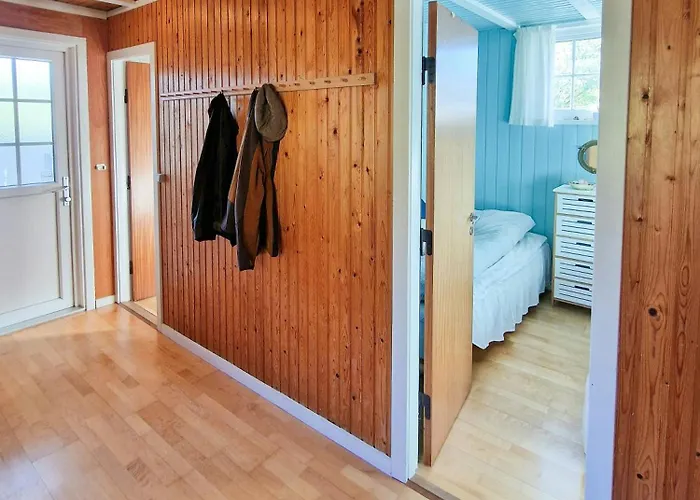 بيت للعطل Authentic 1950s Wooden House By Two Beaches