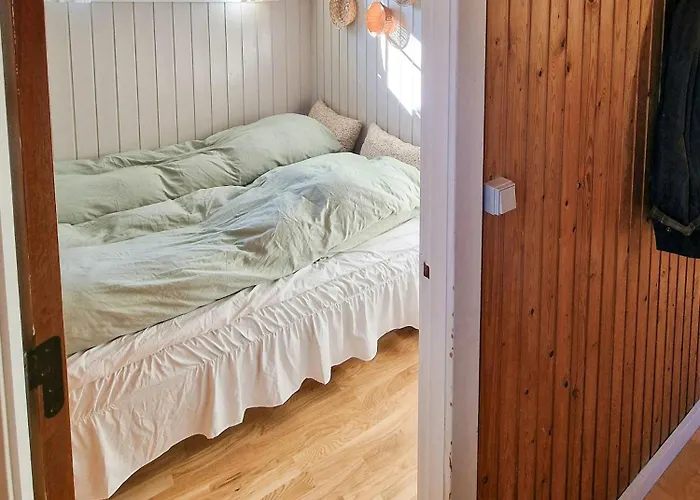 Authentic 1950s Wooden House By Two Beaches بيت للعطل *