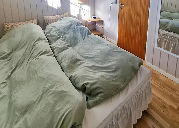 Authentic 1950s Wooden House By Two Beaches بيت للعطل *