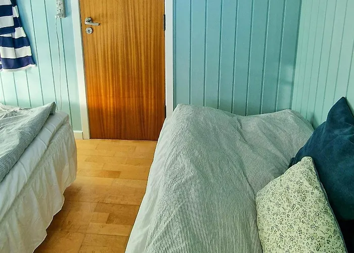 بيت للعطل Authentic 1950s Wooden House By Two Beaches