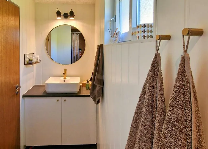 Authentic 1950s Wooden House By Two Beaches *