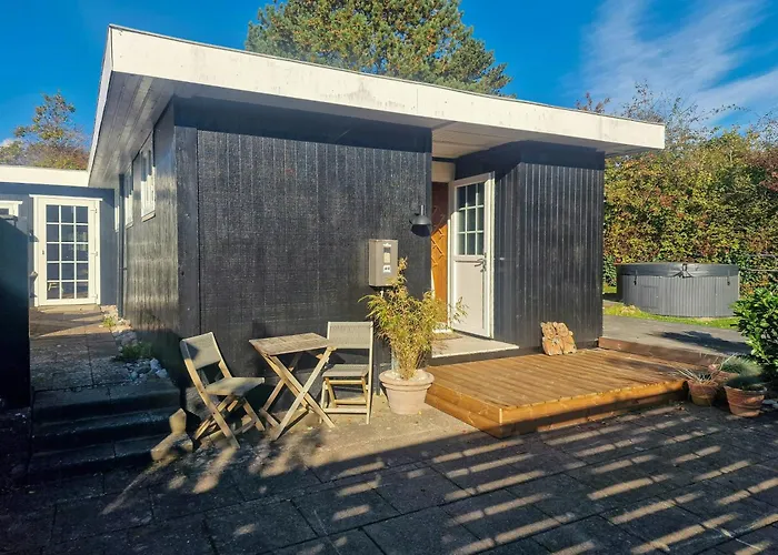 Authentic 1950s Wooden House By Two Beaches بيت للعطل *
