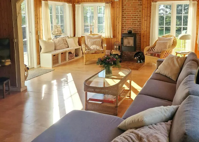بيت للعطل Authentic 1950s Wooden House By Two Beaches