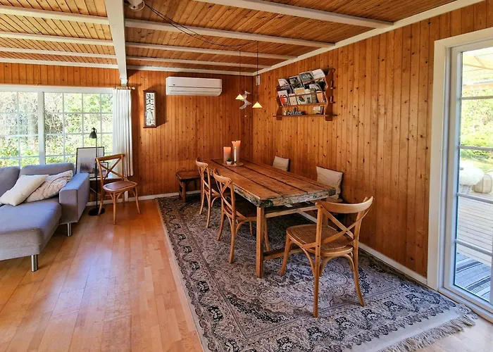 Authentic 1950s Wooden House By Two Beaches *