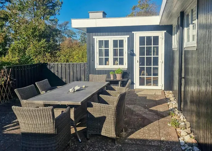 Authentic 1950s Wooden House By Two Beaches *